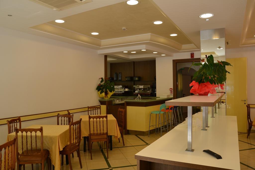 Hotel Ariston 米萨诺阿德里亚蒂科 外观 照片
